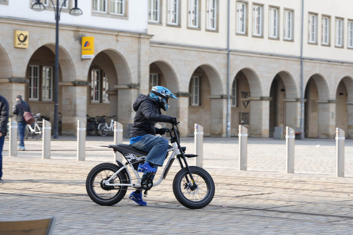 Himiway C5 im urbanen Umfeld